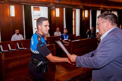 Entrega de distinciones a los agentes municipales