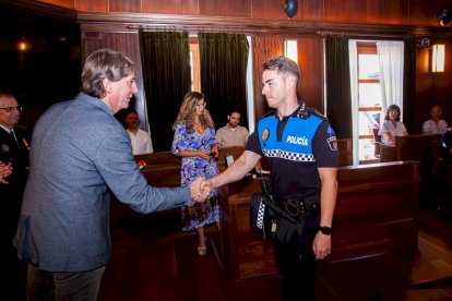 Entrega de distinciones a los agentes municipales