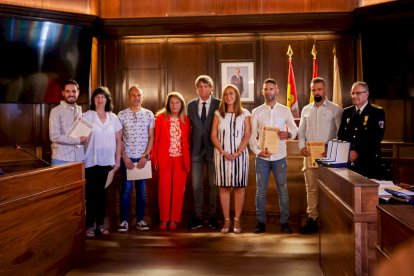 Entrega de distinciones a los agentes municipales