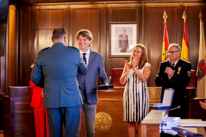 Entrega de distinciones a los agentes municipales