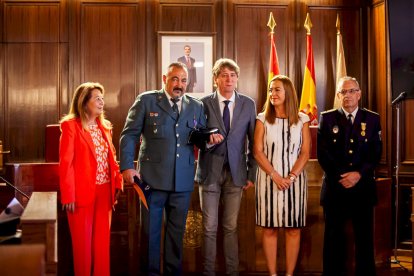 Entrega de distinciones a los agentes municipales