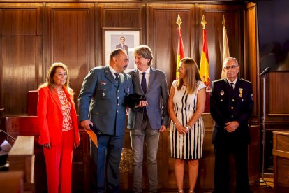 Entrega de distinciones a los agentes municipales