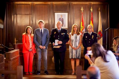 Entrega de distinciones a los agentes municipales