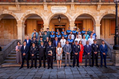 Entrega de distinciones a los agentes municipales