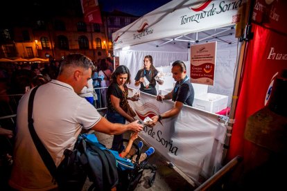 La Plaza Mayor abarrotada para disfrutar de los torreznos