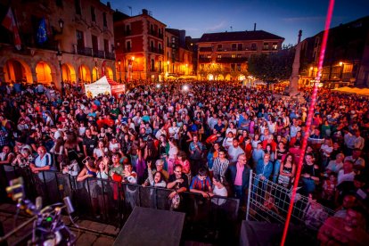 La Plaza Mayor abarrotada para disfrutar de los torreznos