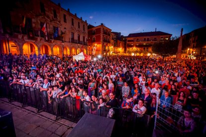 La Plaza Mayor abarrotada para disfrutar de los torreznos