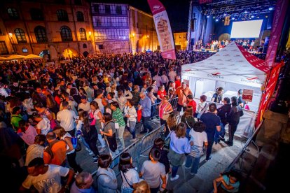 La Plaza Mayor abarrotada para disfrutar de los torreznos
