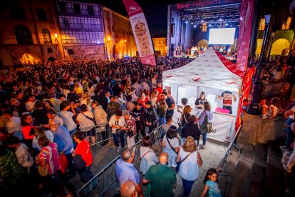 La Plaza Mayor abarrotada para disfrutar de los torreznos