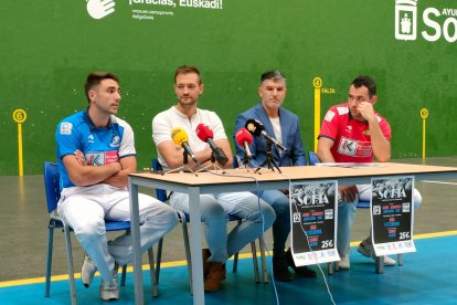 Etxeberria, Salvador, Gorostiza y Jaka en la presentación de la velada de pelota.