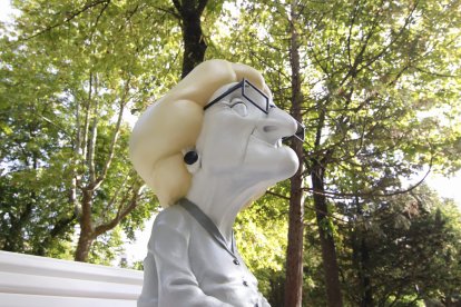 Otra imagen de la entrañable escultura de la anciana.