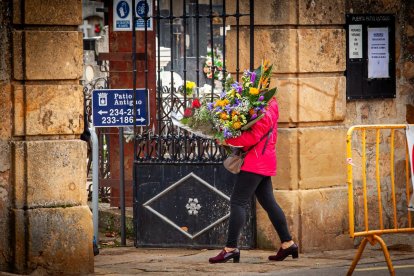 Ofrendas y oraciones en el cementerio