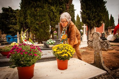 Ofrendas y oraciones en el cementerio