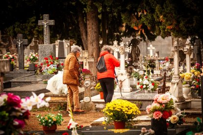 Ofrendas y oraciones en el cementerio