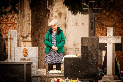 Ofrendas y oraciones en el cementerio