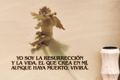 Ofrendas y oraciones en el cementerio