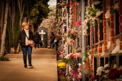 Ofrendas y oraciones en el cementerio