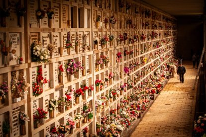 Ofrendas y oraciones en el cementerio