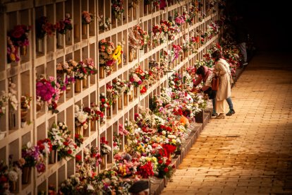 Ofrendas y oraciones en el cementerio