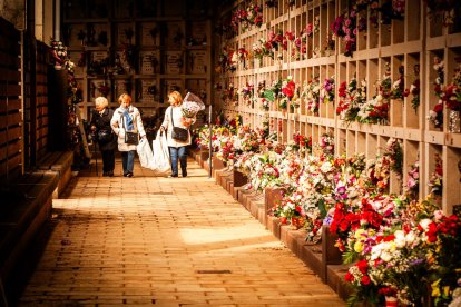 Ofrendas y oraciones en el cementerio