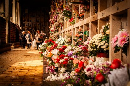 Ofrendas y oraciones en el cementerio