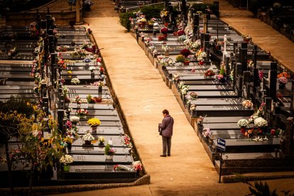 Ofrendas y oraciones en el cementerio