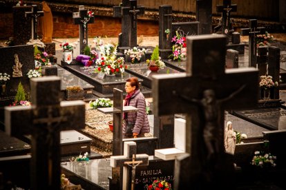 Ofrendas y oraciones en el cementerio