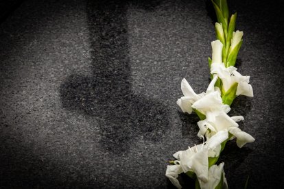 Ofrendas y oraciones en el cementerio