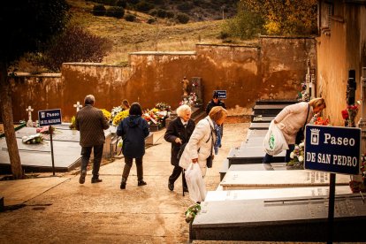 Ofrendas y oraciones en el cementerio