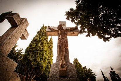 Ofrendas y oraciones en el cementerio