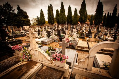 Ofrendas y oraciones en el cementerio