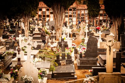 Ofrendas y oraciones en el cementerio