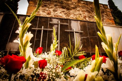 Ofrendas y oraciones en el cementerio