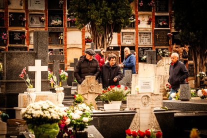 Ofrendas y oraciones en el cementerio