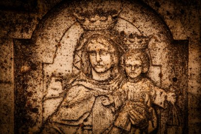 Ofrendas y oraciones en el cementerio