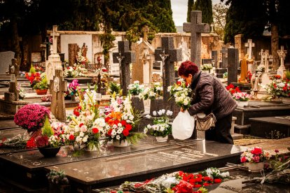 Ofrendas y oraciones en el cementerio