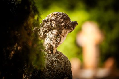 Ofrendas y oraciones en el cementerio