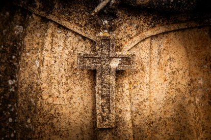 Ofrendas y oraciones en el cementerio