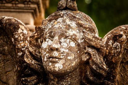 Ofrendas y oraciones en el cementerio