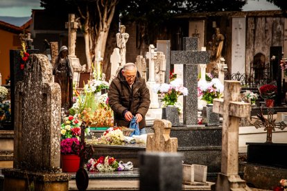 Ofrendas y oraciones en el cementerio