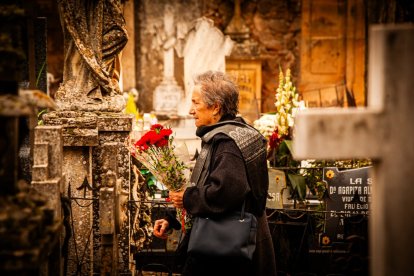 Ofrendas y oraciones en el cementerio