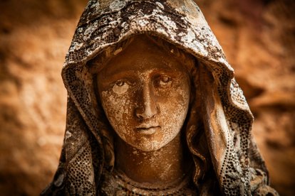 Ofrendas y oraciones en el cementerio
