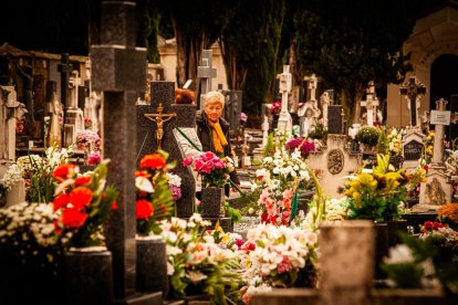 Ofrendas y oraciones en el cementerio