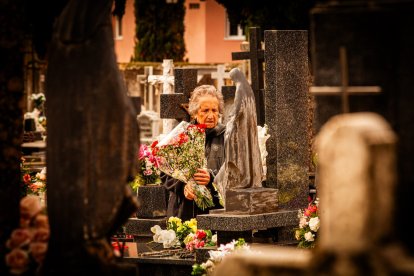 Ofrendas y oraciones en el cementerio