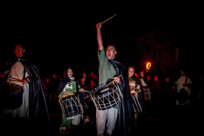 Participantes en el desfile por las calles de Garray