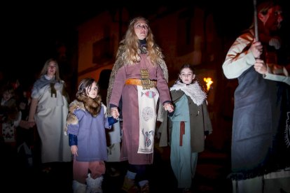 Participantes en el desfile por las calles de Garray