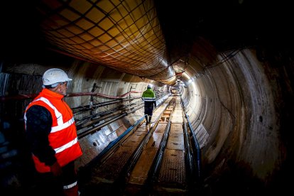 Un equipo de 12 personas perfora los 5 km junto con la tuneladora Saturia