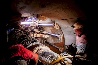 Un equipo de 12 personas perfora los 5 km junto con la tuneladora Saturia