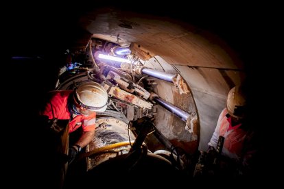Un equipo de 12 personas perfora los 5 km junto con la tuneladora Saturia