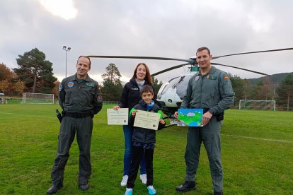 La madre con su hijo y dos agente de la Guardia Civil.